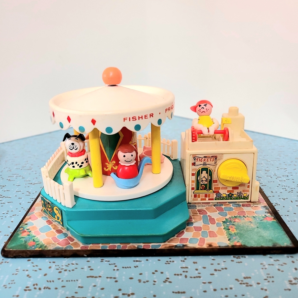 Vintage 70s 1971 Fisher-Price Little People  Merry Go Round Playset 111 Figures